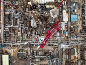 United Kingdom, Fawley – Mammoet FOCUS30 Pedestal Crane Delivers Efficient Reactor Head Replacement Through Advanced Construction Methodology and Space-Constrained Heavy Lifting Solutions